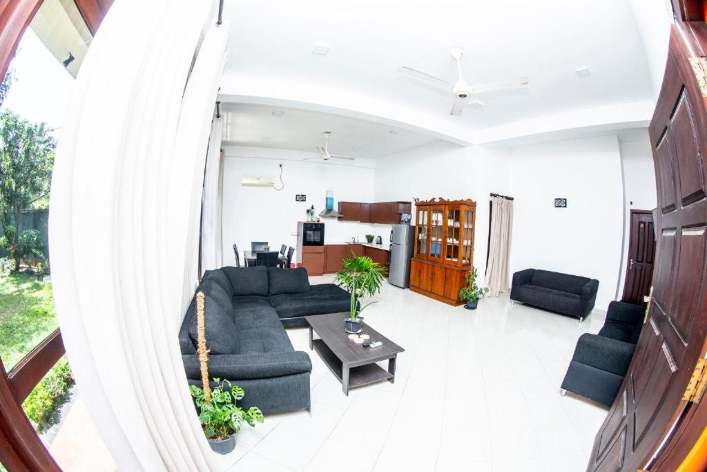 Hotel Blue Bird Negombo Exterior photo