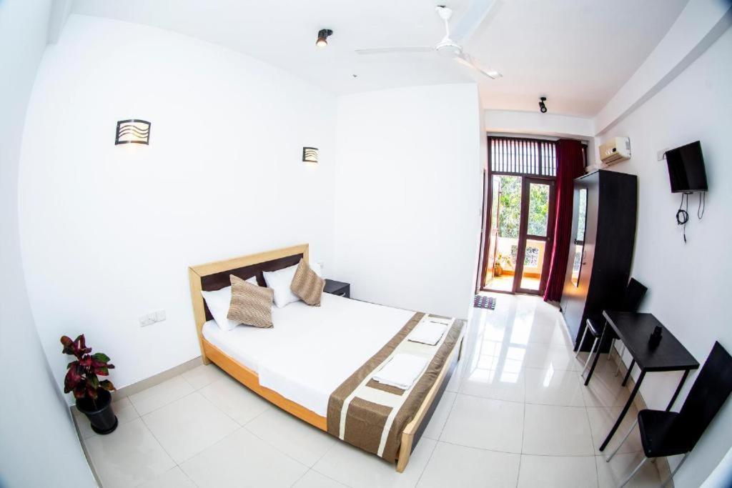 Hotel Blue Bird Negombo Exterior photo