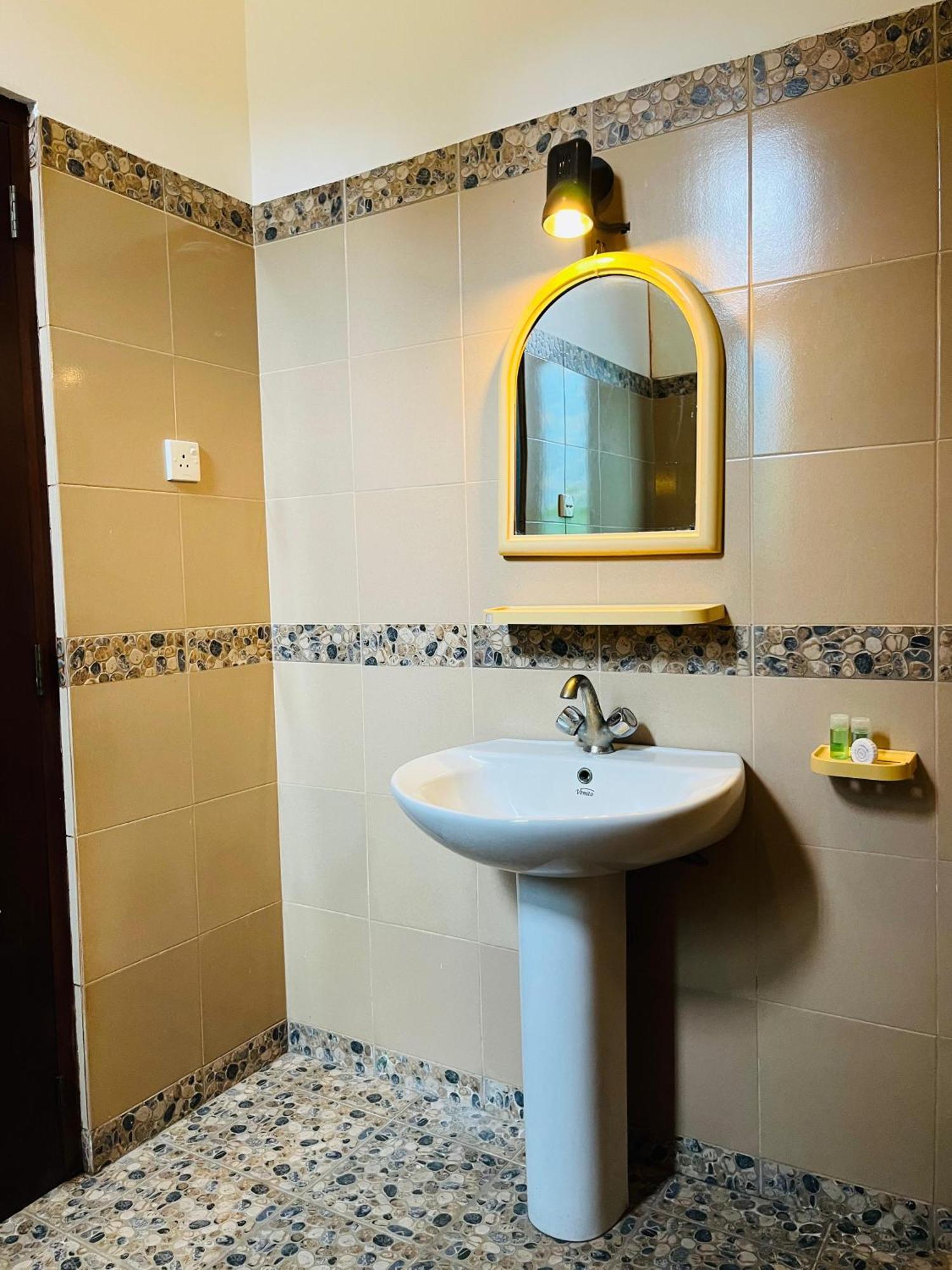 Hotel Blue Bird Negombo Exterior photo