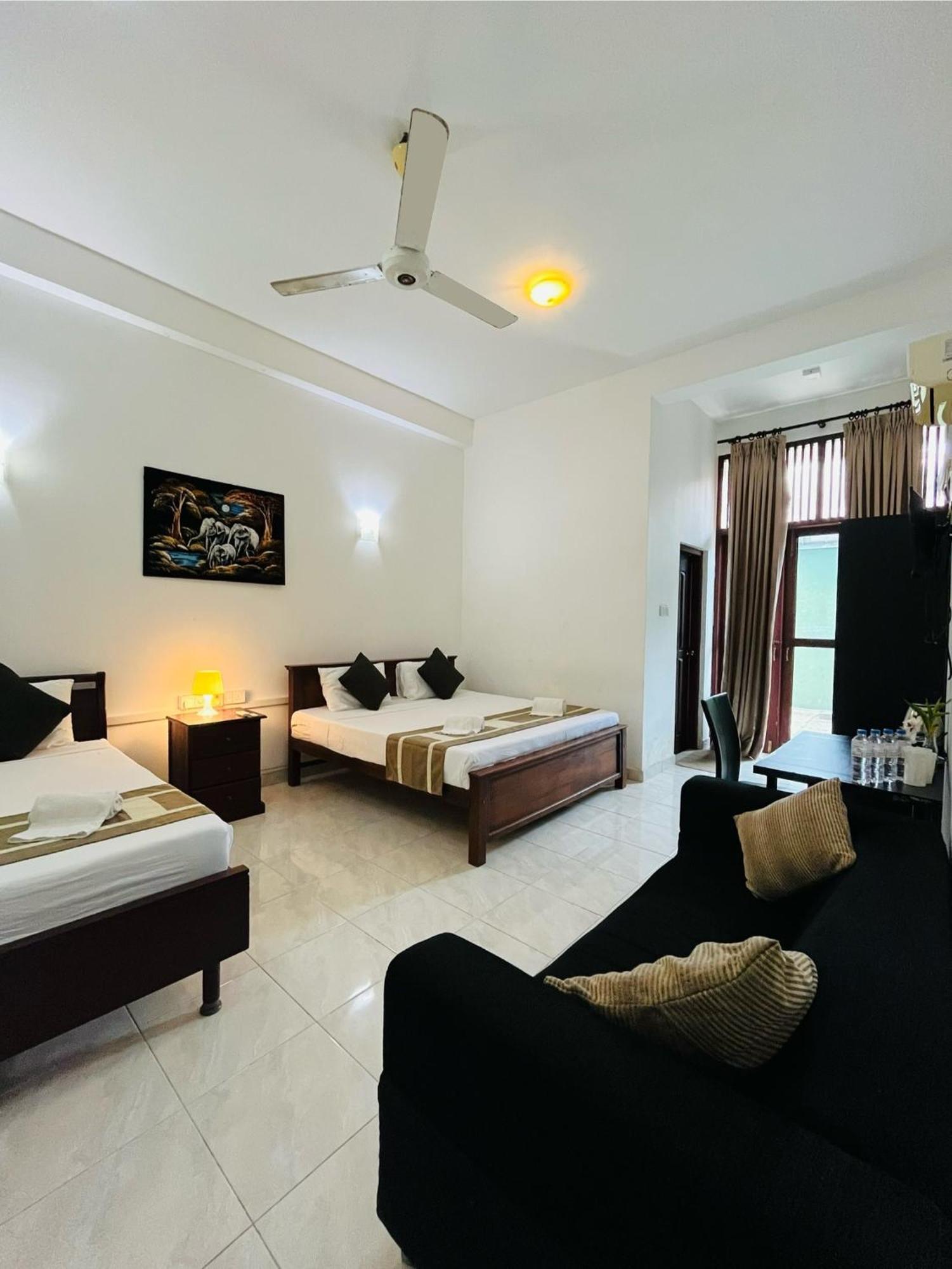Hotel Blue Bird Negombo Exterior photo